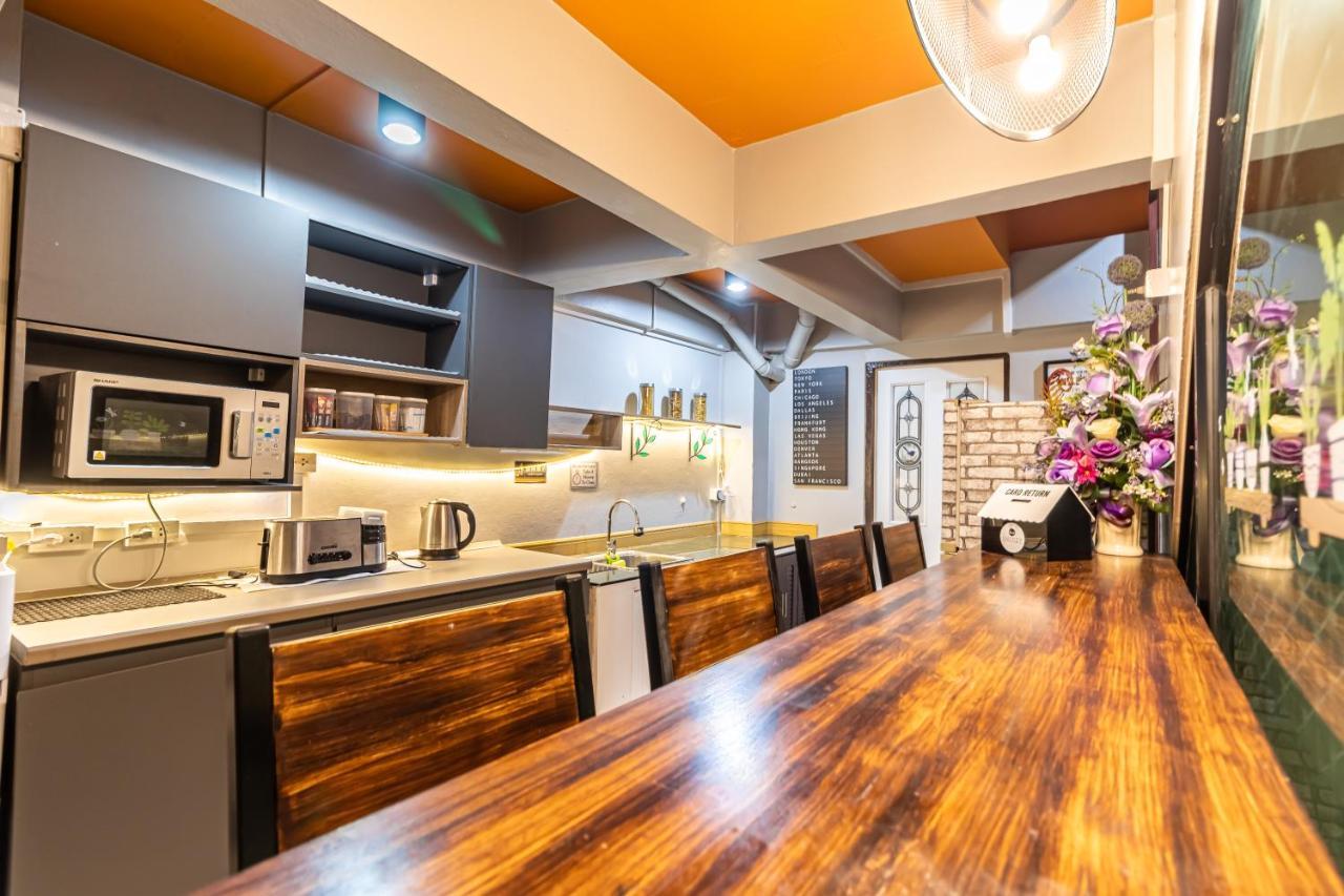Snoozzze Hostel ใกล้รถไฟฟ้า ย่านบางรัก (Adults Only) Bangkok Exterior foto