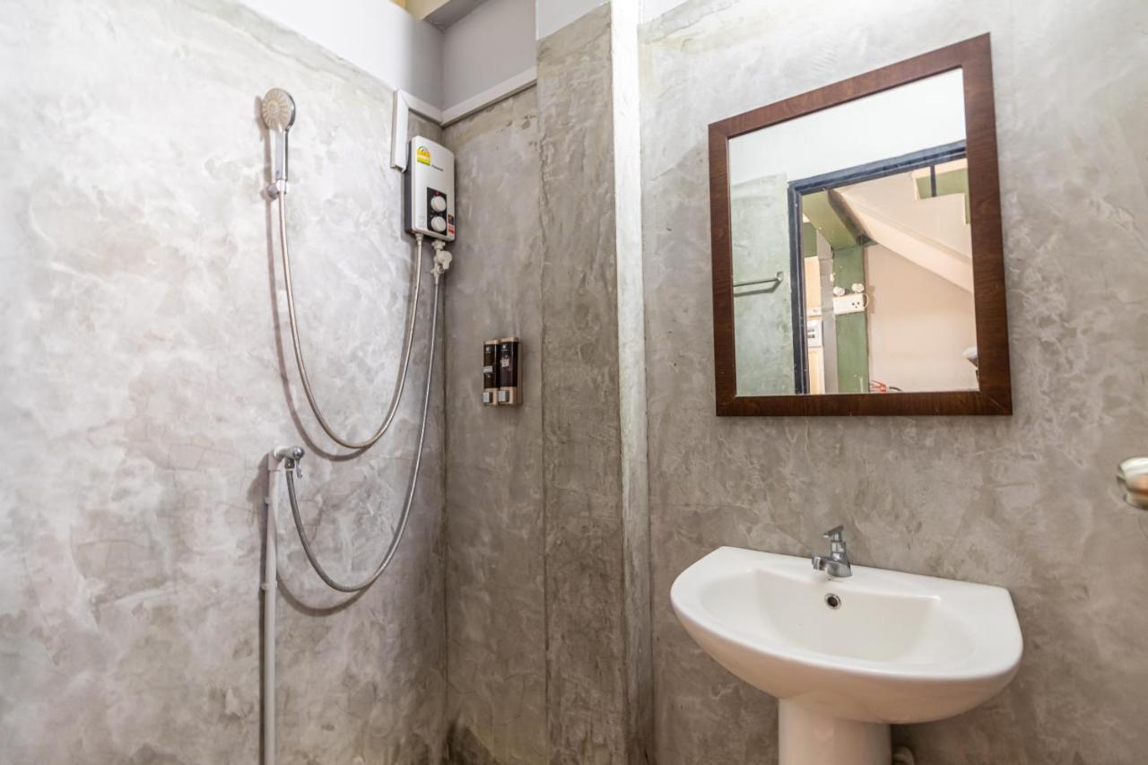 Snoozzze Hostel ใกล้รถไฟฟ้า ย่านบางรัก (Adults Only) Bangkok Exterior foto