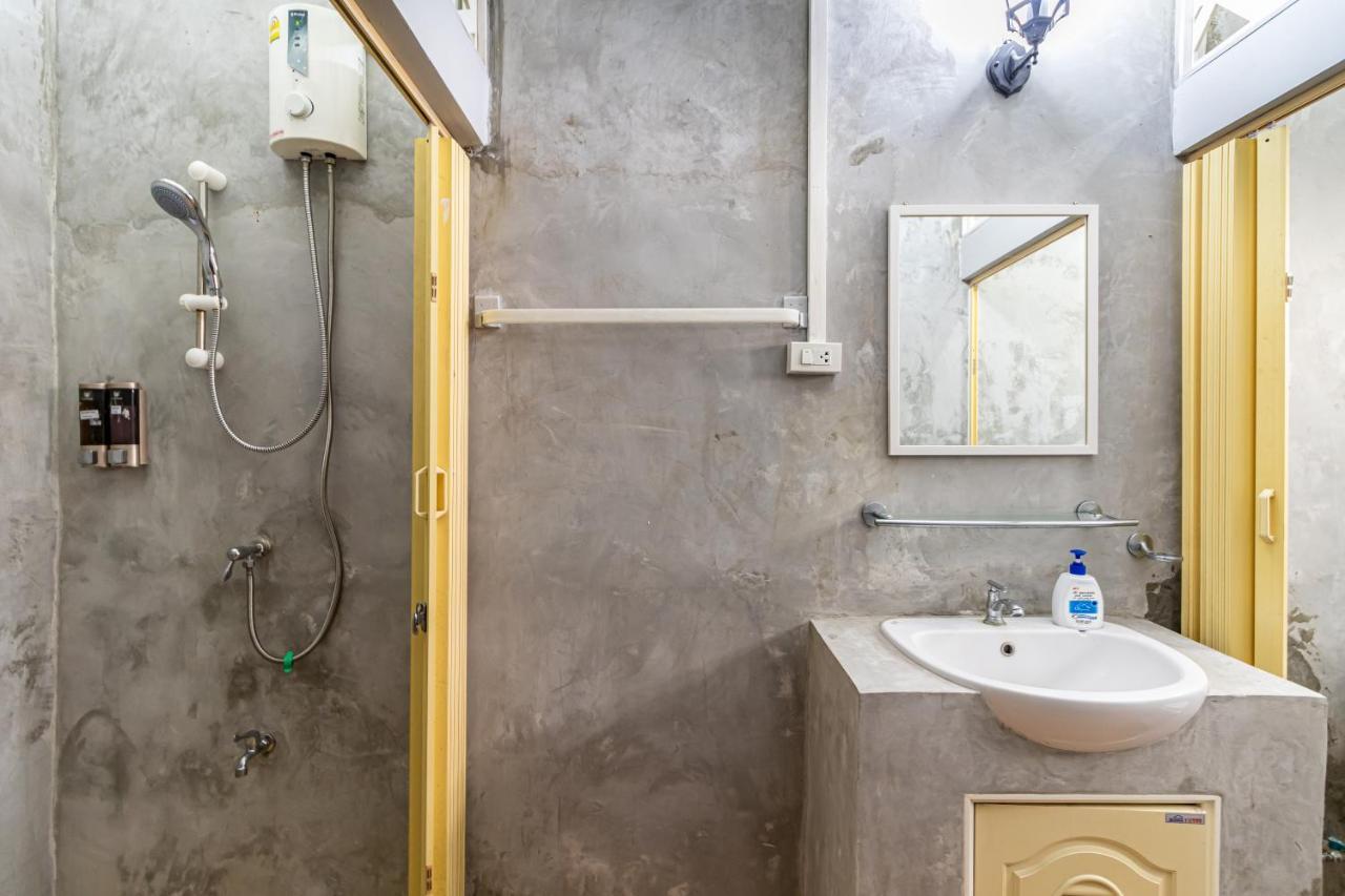 Snoozzze Hostel ใกล้รถไฟฟ้า ย่านบางรัก (Adults Only) Bangkok Exterior foto